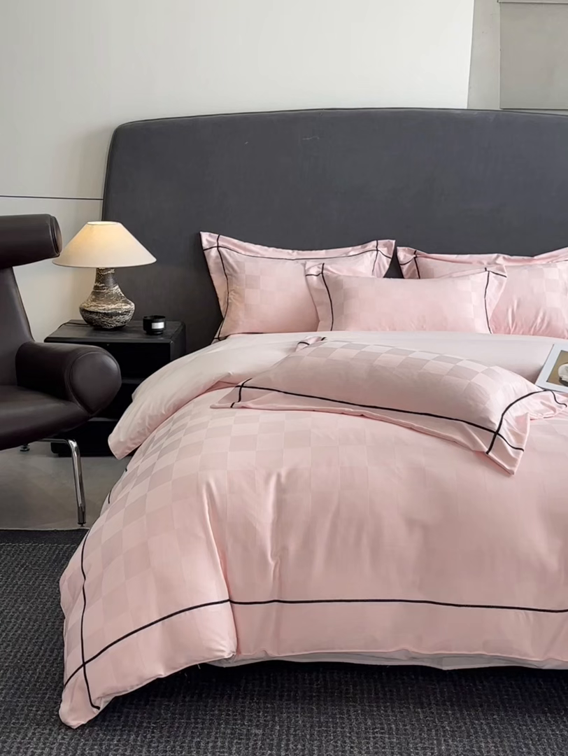 91家纺网 家纺一手货源 找家纺 绒世界 2026新款贡缎提花床单床笠四件套 粉玉