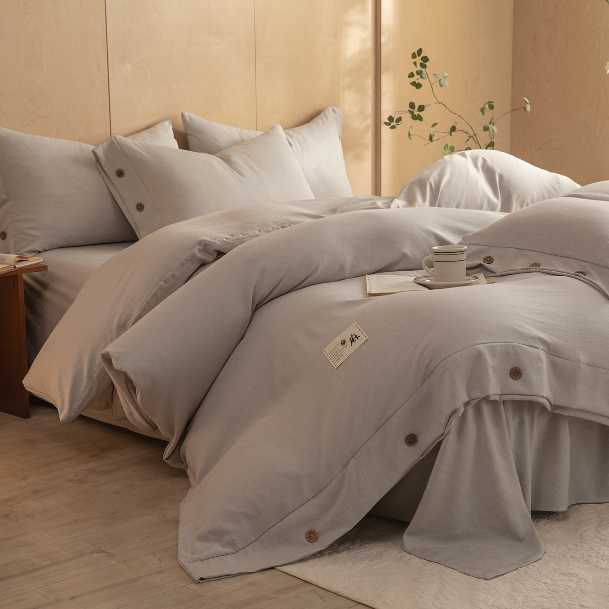 91家纺网 家纺一手货源 找家纺 绒世界 2026新款雨露麻纽扣款床单床笠四件套 雨露麻（浅咖）