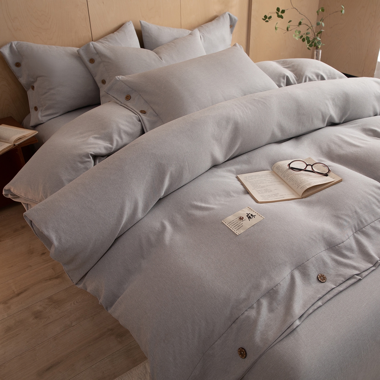 91家纺网 家纺一手货源 找家纺 绒世界 2026新款雨露麻纽扣款床单床笠四件套 雨露麻（浅灰）