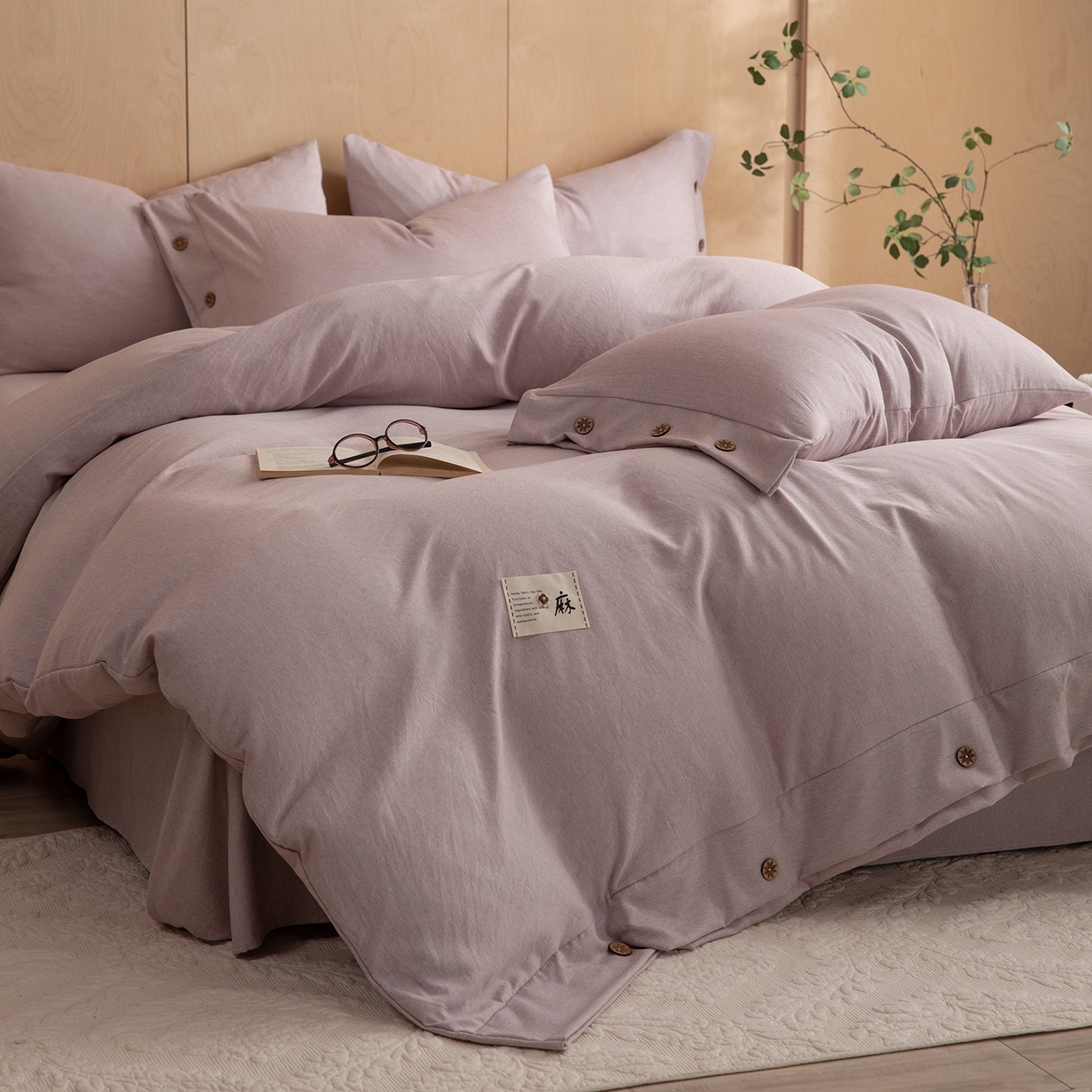 91家纺网 家纺一手货源 找家纺 绒世界 2026新款雨露麻纽扣款床单床笠四件套 雨露麻（紫粉）
