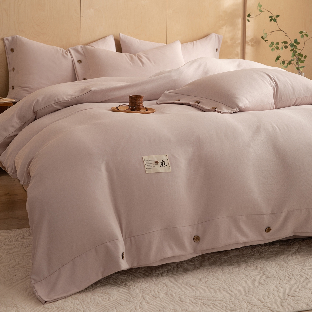 91家纺网 家纺一手货源 找家纺 绒世界 2026新款雨露麻纽扣款床单床笠四件套 雨露麻（樱花粉）