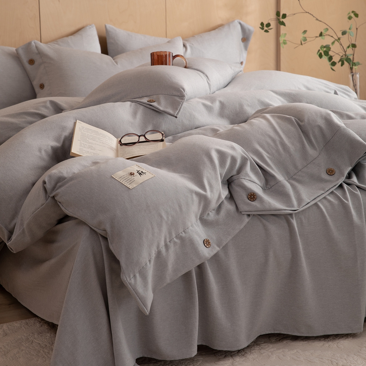 91家纺网 家纺一手货源 找家纺 绒世界 2026新款雨露麻纽扣款床单床笠四件套 雨露麻（浅灰）