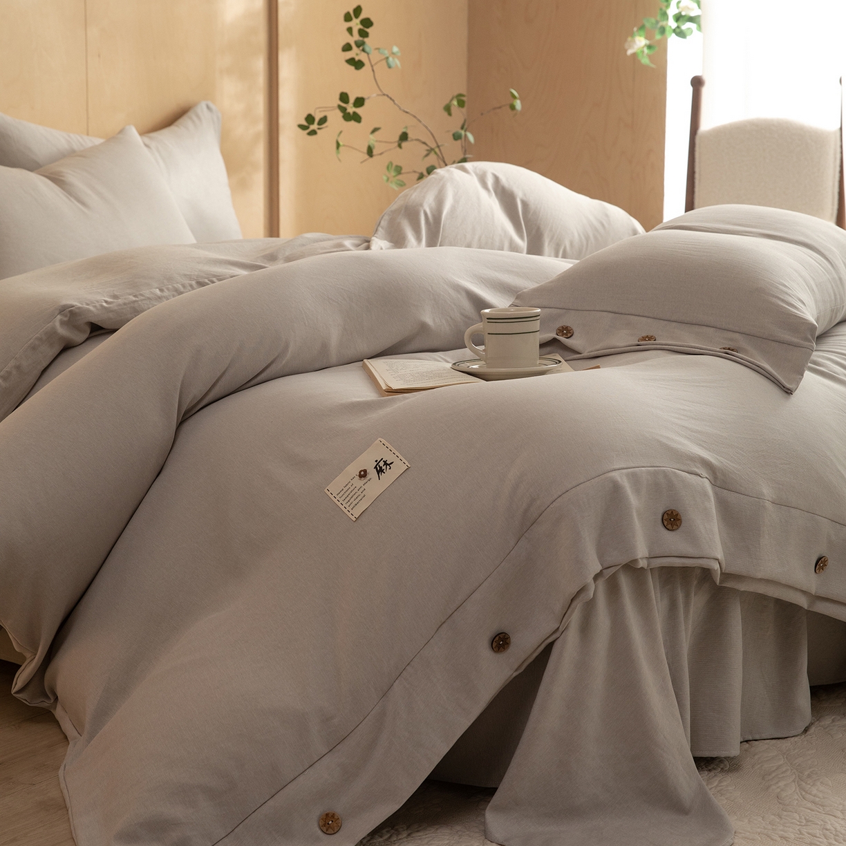91家纺网 家纺一手货源 找家纺 绒世界 2026新款雨露麻纽扣款床单床笠四件套 雨露麻（浅咖）