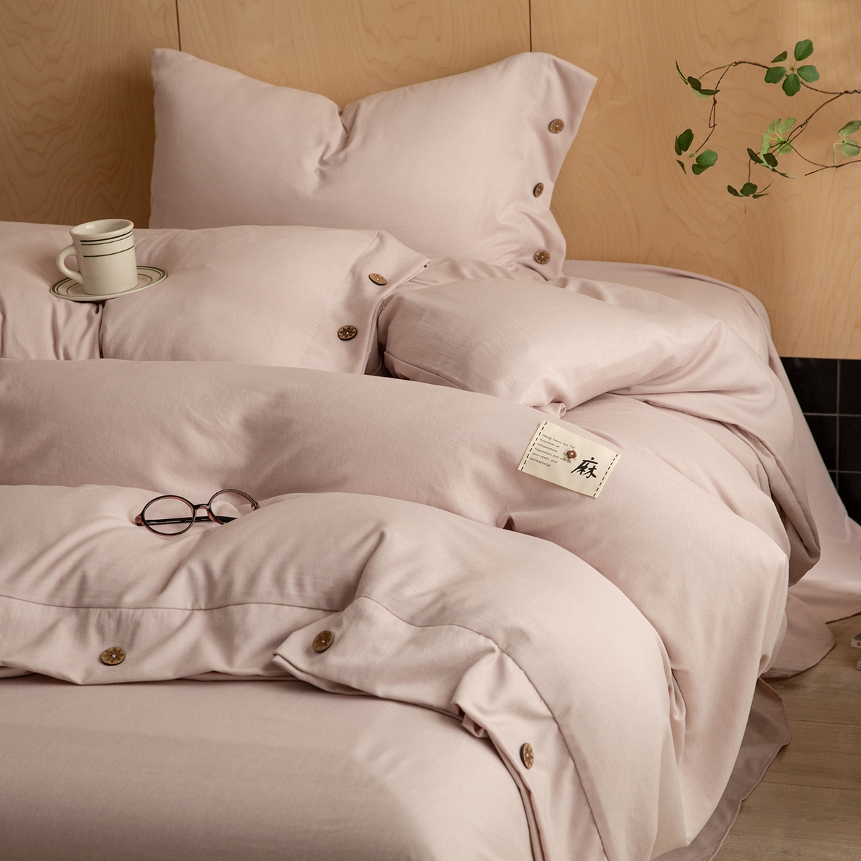 91家纺网 家纺一手货源 找家纺 绒世界 2026新款雨露麻纽扣款床单床笠四件套 雨露麻（樱花粉）