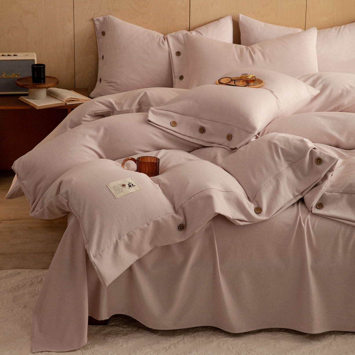 91家纺网 家纺一手货源 找家纺 绒世界 2026新款雨露麻纽扣款床单床笠四件套 雨露麻（樱花粉）