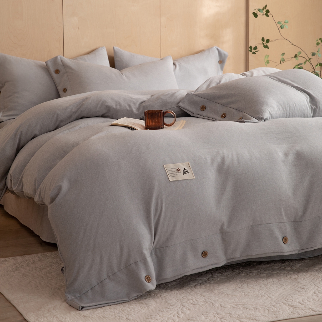 91家纺网 家纺一手货源 找家纺 绒世界 2026新款雨露麻纽扣款床单床笠四件套 雨露麻（浅灰）
