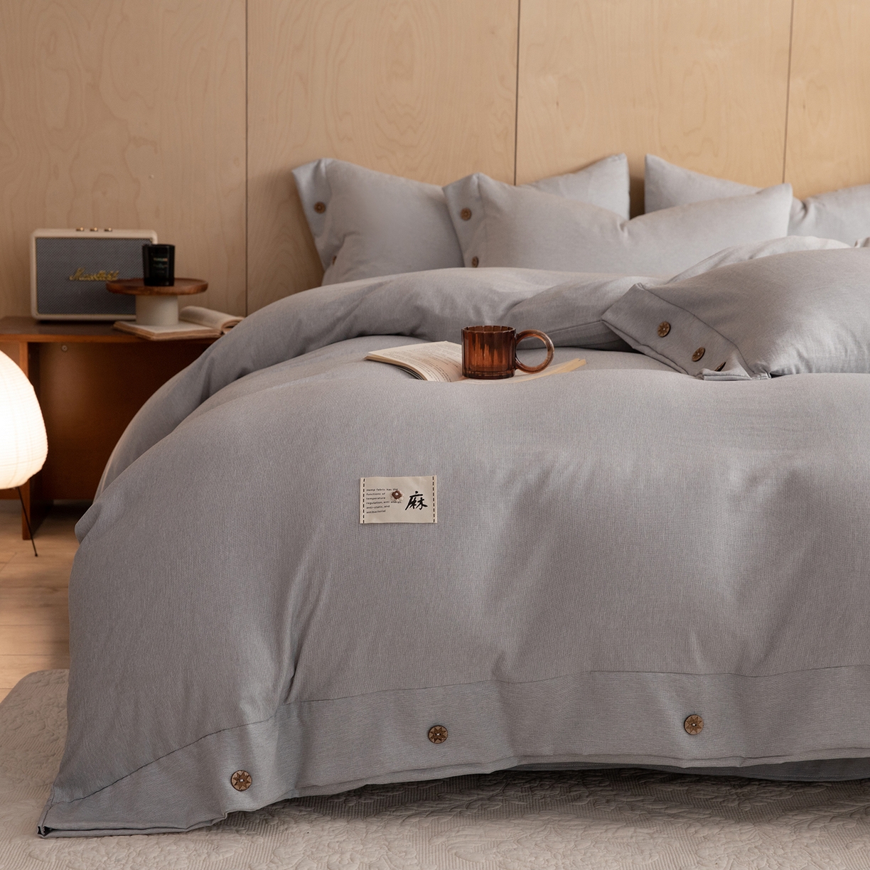 91家纺网 家纺一手货源 找家纺 绒世界 2026新款雨露麻纽扣款床单床笠四件套 雨露麻（浅灰）
