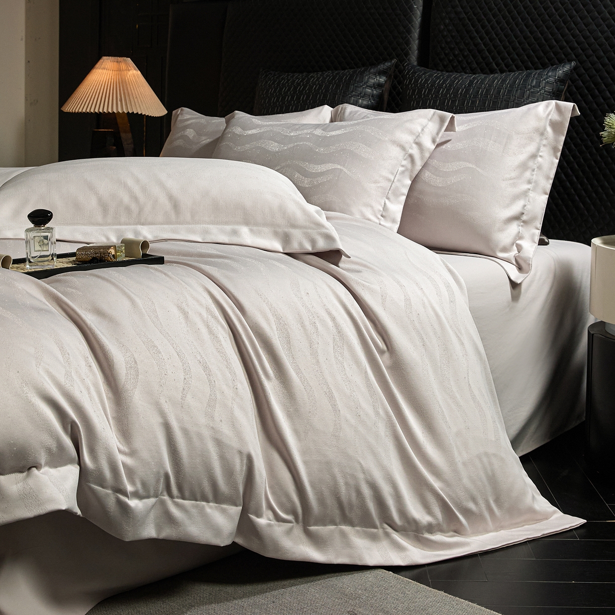 91家纺网 家纺一手货源 找家纺 绒世界 2026新款压线款金丝提花床单床笠四件套 金丝提花-奶光杏