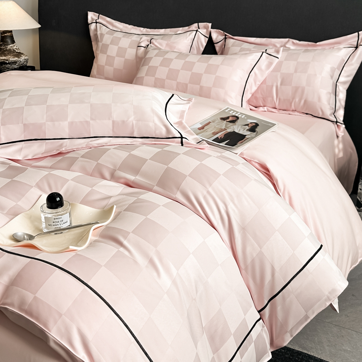 91家纺网 家纺一手货源 找家纺 丝印良品 2026新款贡缎提花床单床笠四件套 粉玉