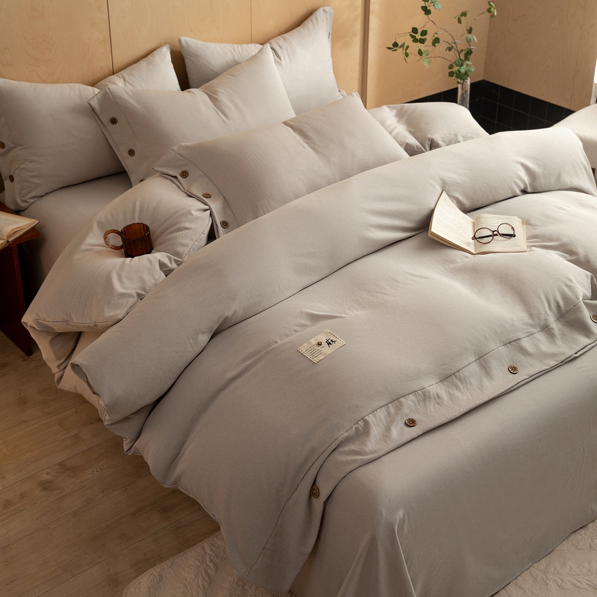 91家纺网 家纺一手货源 找家纺 丝印良品 2026新款雨露麻纽扣款床单床笠四件套 雨露麻（浅咖）