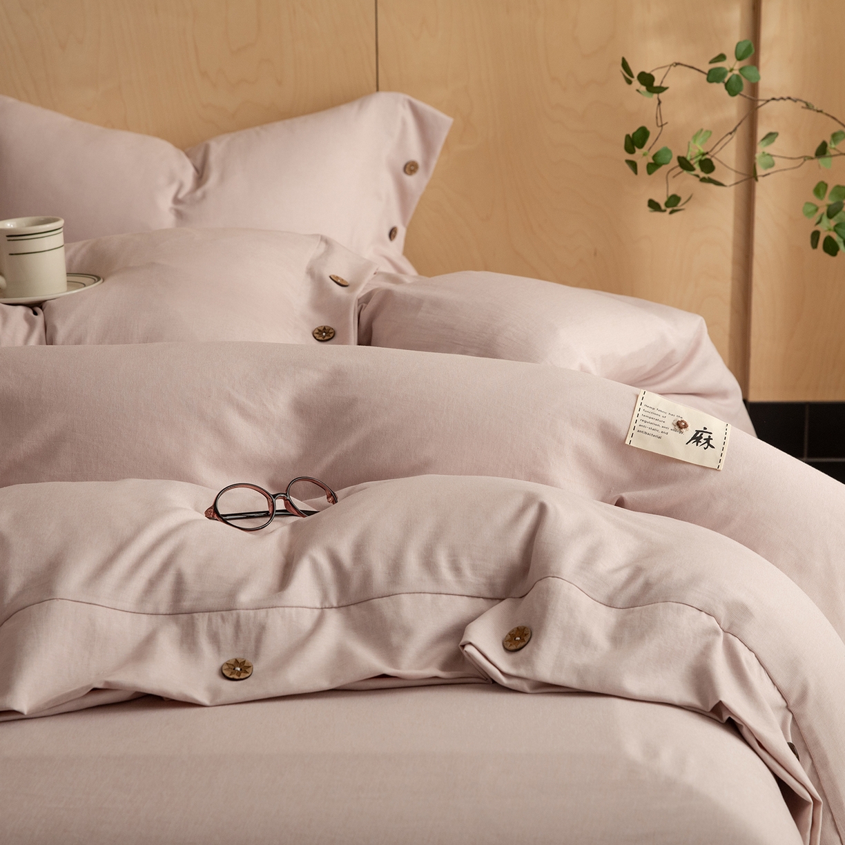 91家纺网 家纺一手货源 找家纺 丝印良品 2026新款雨露麻纽扣款床单床笠四件套 雨露麻（樱花粉）