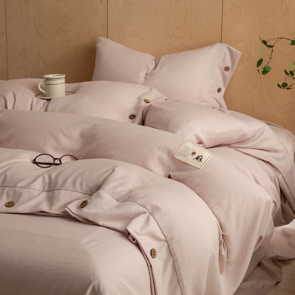 91家纺网 家纺一手货源 找家纺 丝印良品 2026新款雨露麻纽扣款床单床笠四件套 雨露麻（樱花粉）