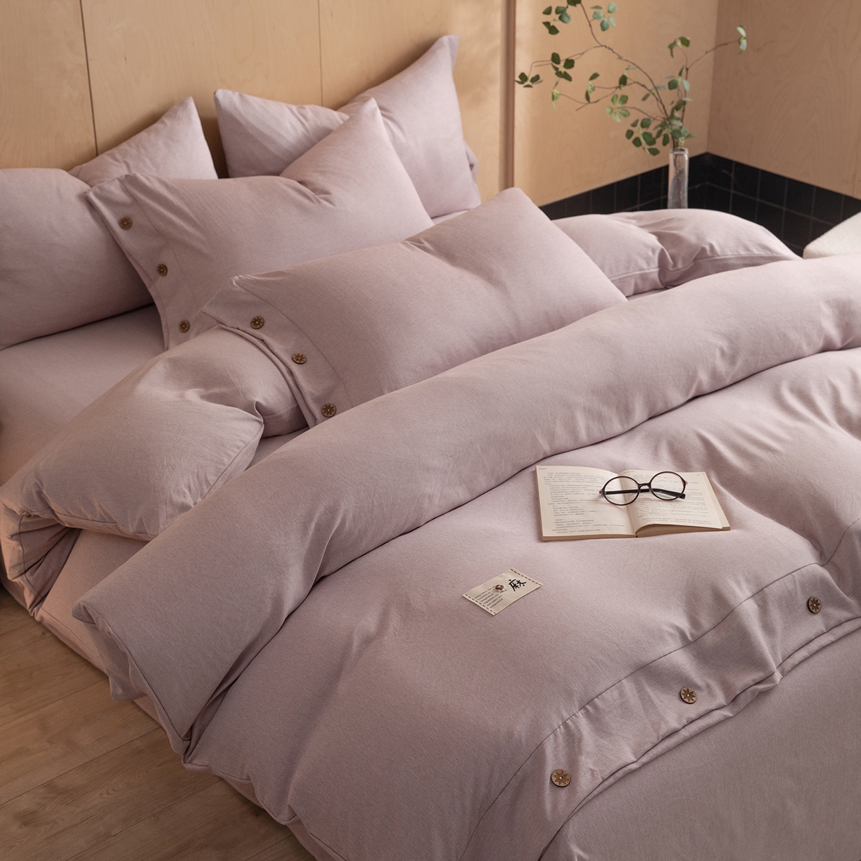 91家纺网 家纺一手货源 找家纺 丝印良品 2026新款雨露麻纽扣款床单床笠四件套 雨露麻（紫粉）