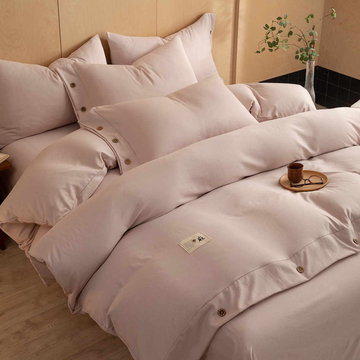 91家纺网 家纺一手货源 找家纺 丝印良品 2026新款雨露麻纽扣款床单床笠四件套 雨露麻（樱花粉）