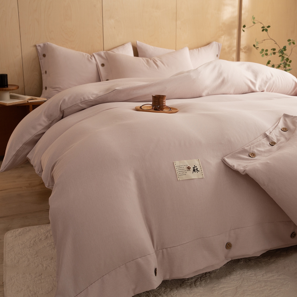 91家纺网 家纺一手货源 找家纺 丝印良品 2026新款雨露麻纽扣款床单床笠四件套 雨露麻（樱花粉）