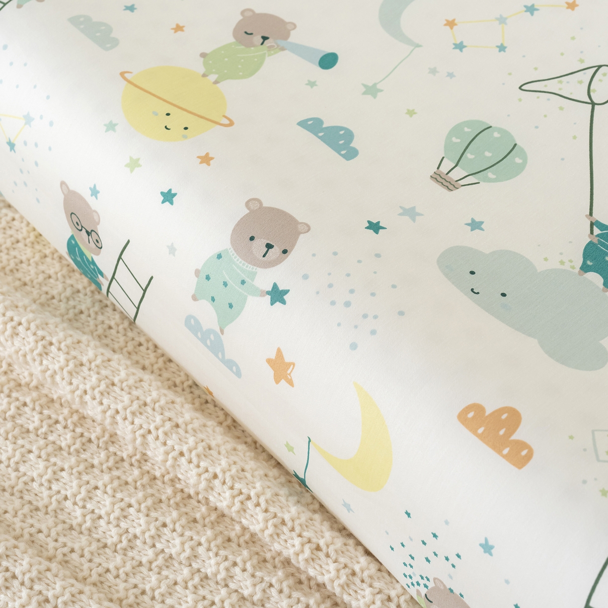 91家纺网 家纺一手货源 找家纺 良佐生活 2026新款60支长绒棉全棉贡缎双人乳胶枕套 小熊探月