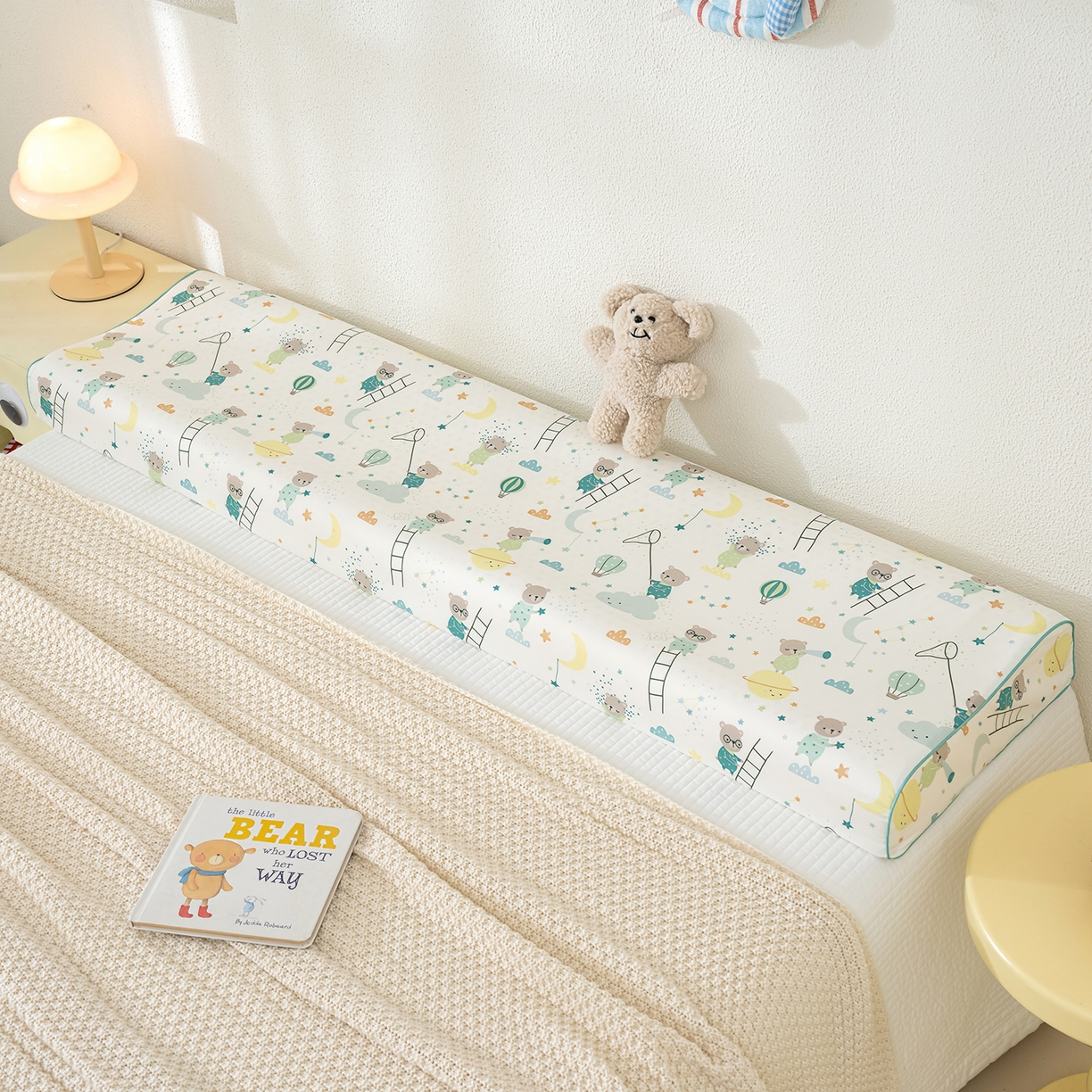 91家纺网 家纺一手货源 找家纺 良佐生活 2026新款60支长绒棉全棉贡缎双人乳胶枕套 小熊探月