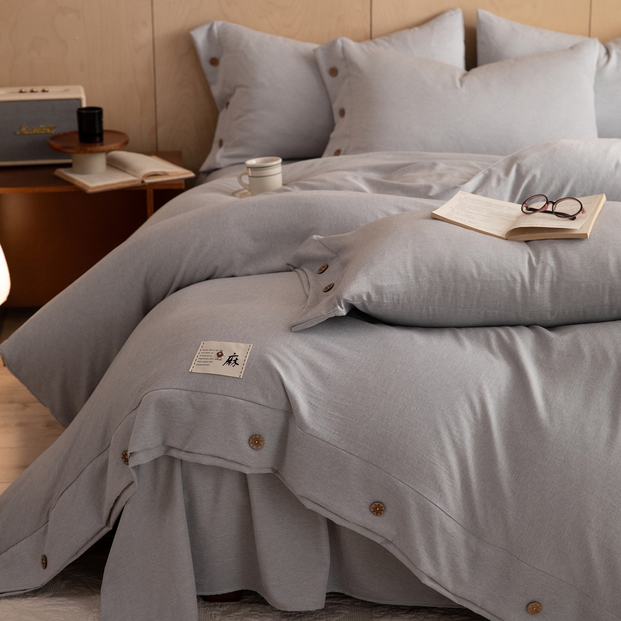 91家纺网 家纺一手货源 找家纺 丝印良品 2026新款雨露麻纽扣款床单床笠四件套 雨露麻（浅灰）