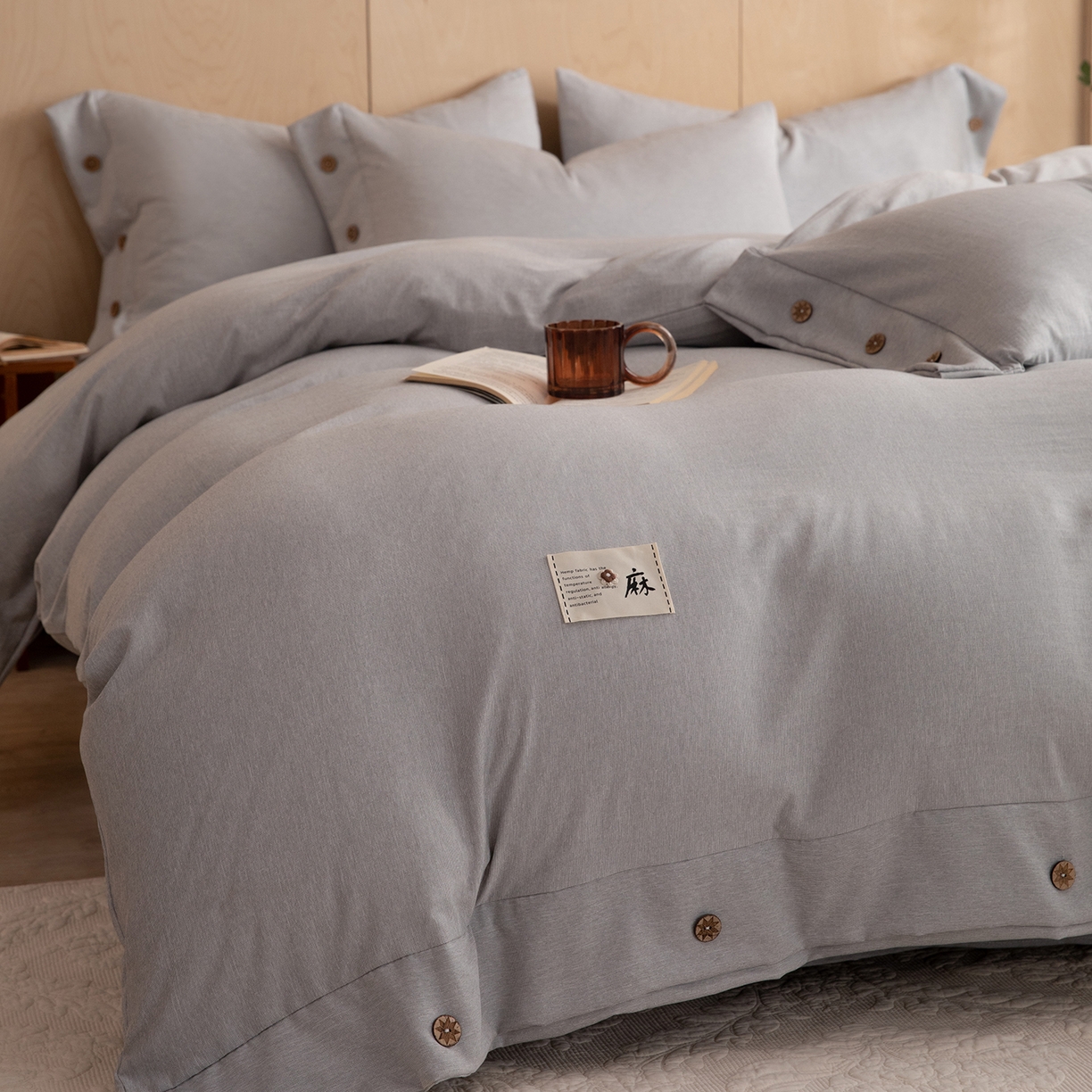 91家纺网 家纺一手货源 找家纺 丝印良品 2026新款雨露麻纽扣款床单床笠四件套 雨露麻（浅灰）