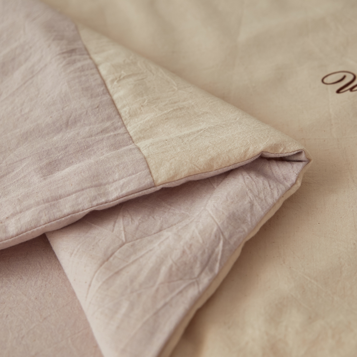 91家纺网 家纺一手货源 找家纺 尊妙被业 2026新款A类棉麻亚麻夏被大豆夏被四件套 棉麻 浅紫拼米白