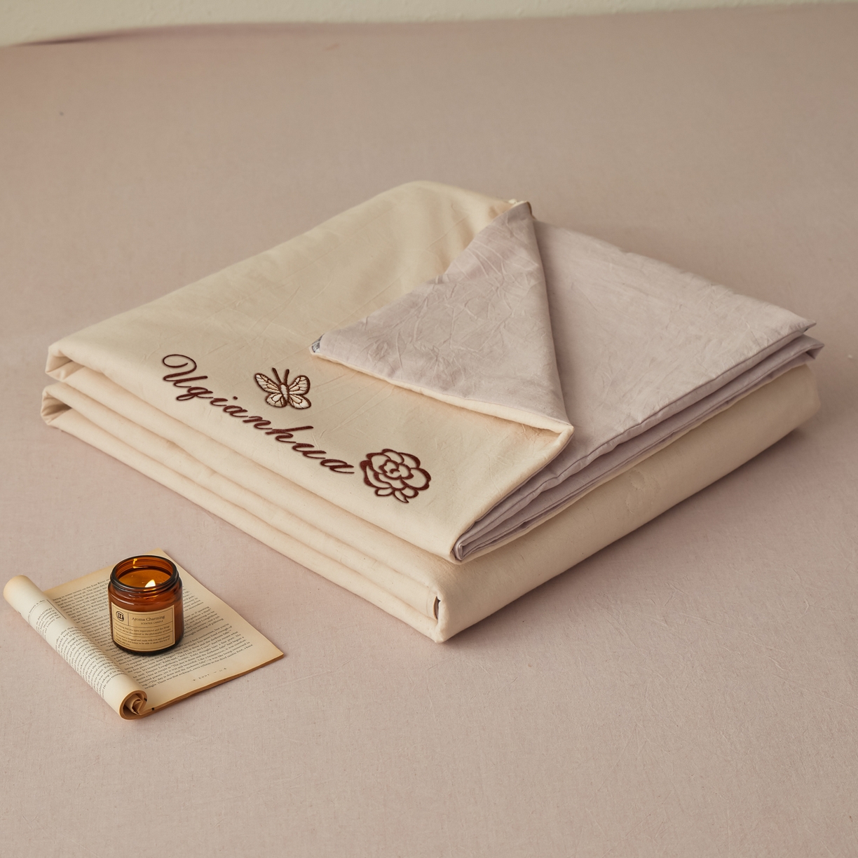 91家纺网 家纺一手货源 找家纺 尊妙被业 2026新款A类棉麻亚麻夏被大豆夏被四件套 棉麻 浅紫拼米白