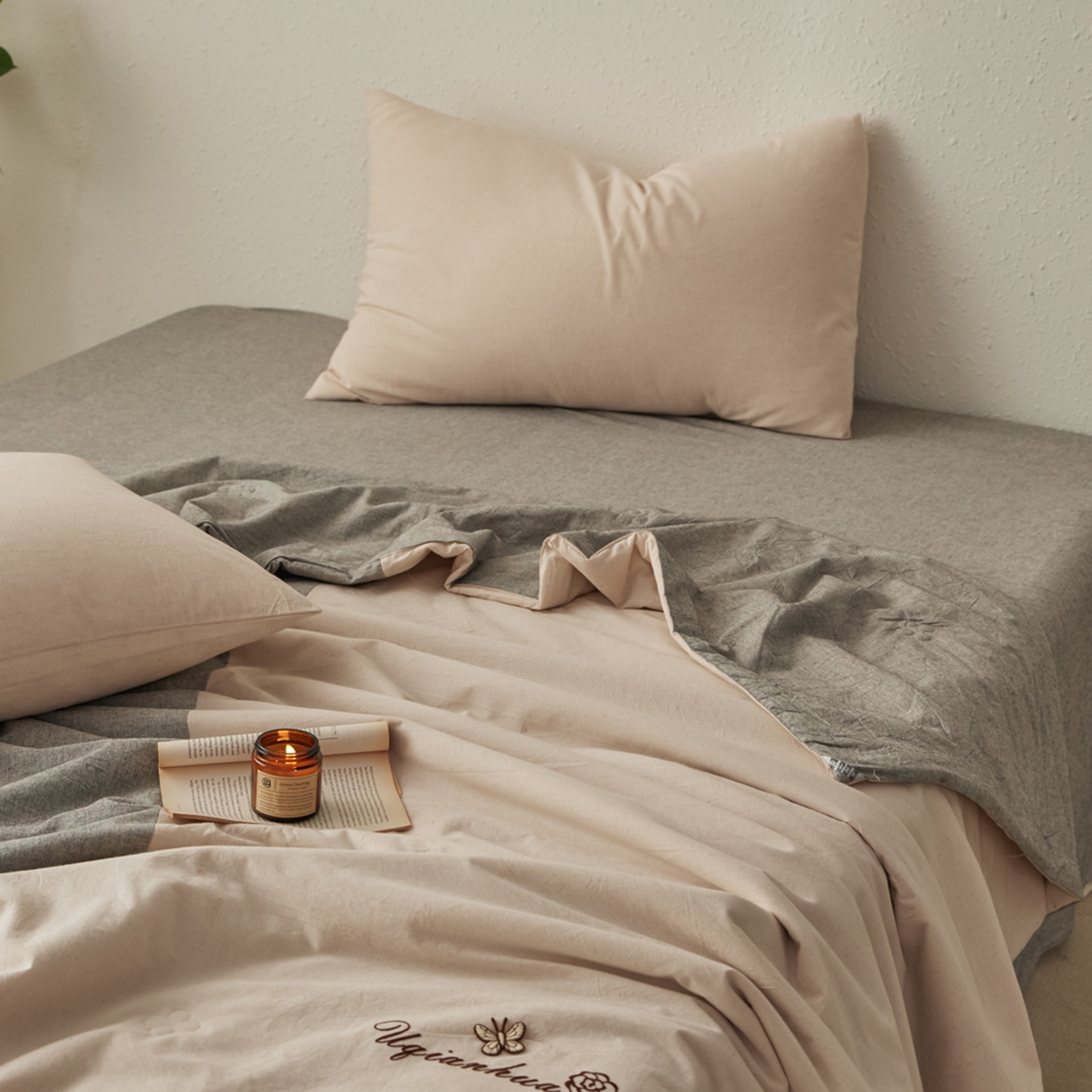 91家纺网 家纺一手货源 找家纺 尊妙被业 2026新款A类棉麻亚麻夏被大豆夏被四件套 棉麻 深灰拼米白