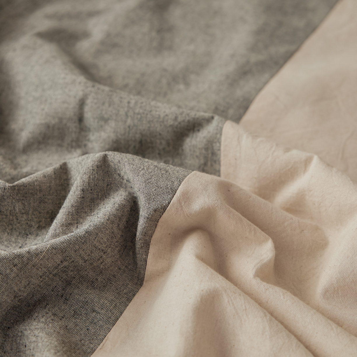 91家纺网 家纺一手货源 找家纺 尊妙被业 2026新款A类棉麻亚麻夏被大豆夏被四件套 棉麻 深灰拼米白