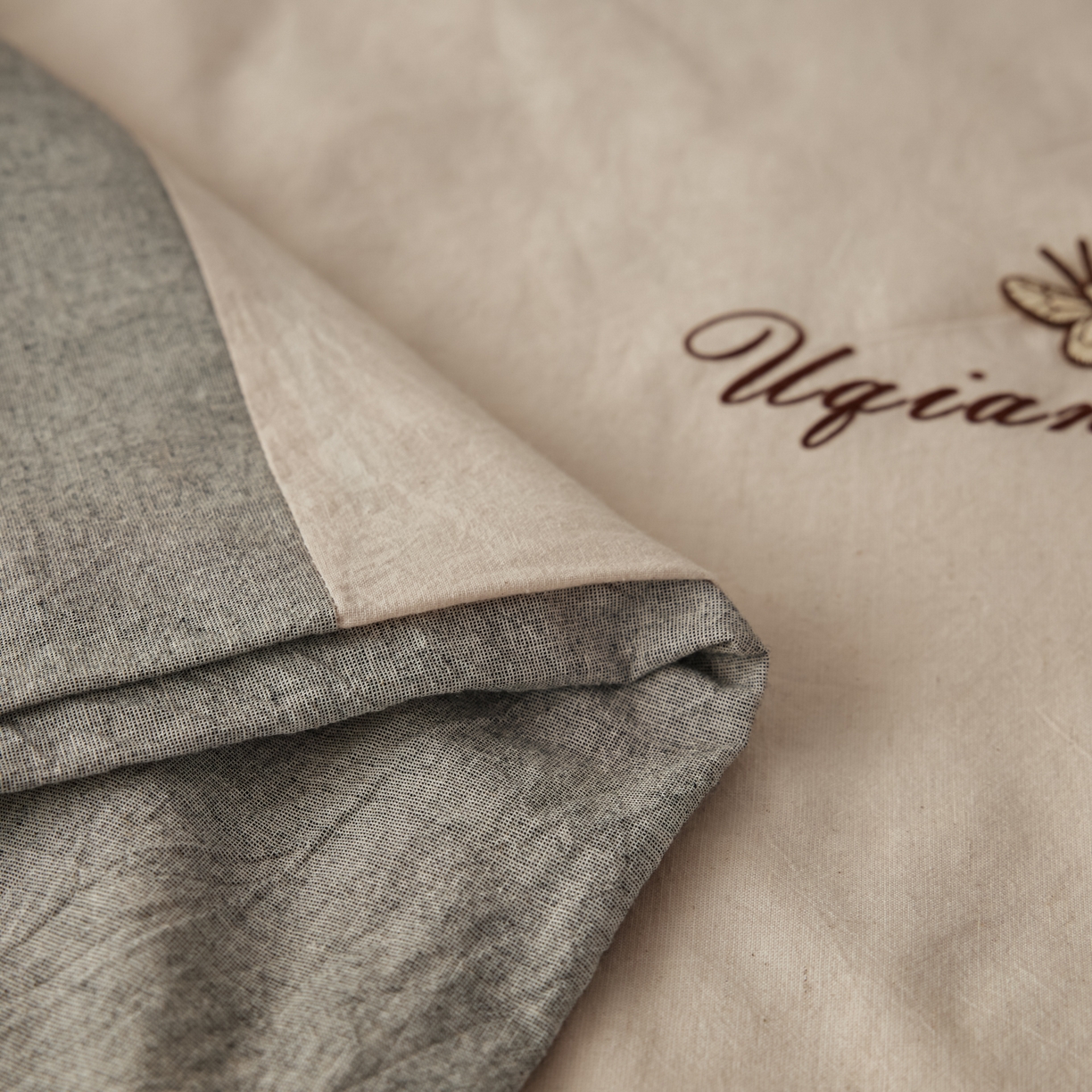 91家纺网 家纺一手货源 找家纺 尊妙被业 2026新款A类棉麻亚麻夏被大豆夏被四件套 棉麻 深灰拼米白