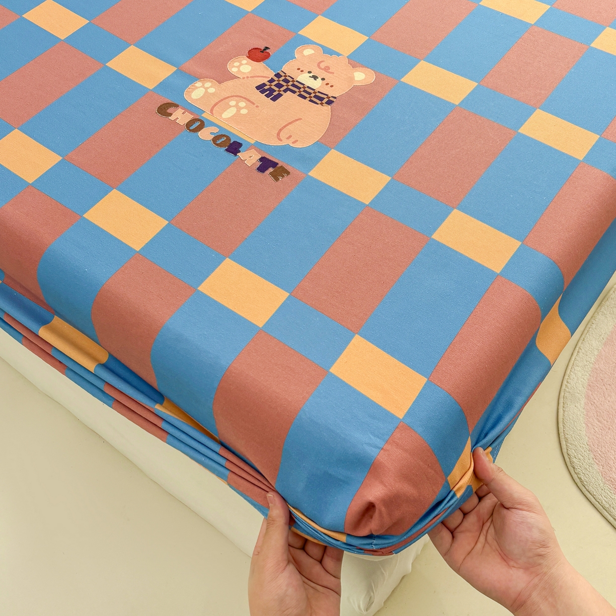 91家纺网 家纺一手货源 找家纺 卧趣家纺 2026新款全棉老粗布凉席席子床笠单件床笠单品单床笠绒布贴系列 莓果熊