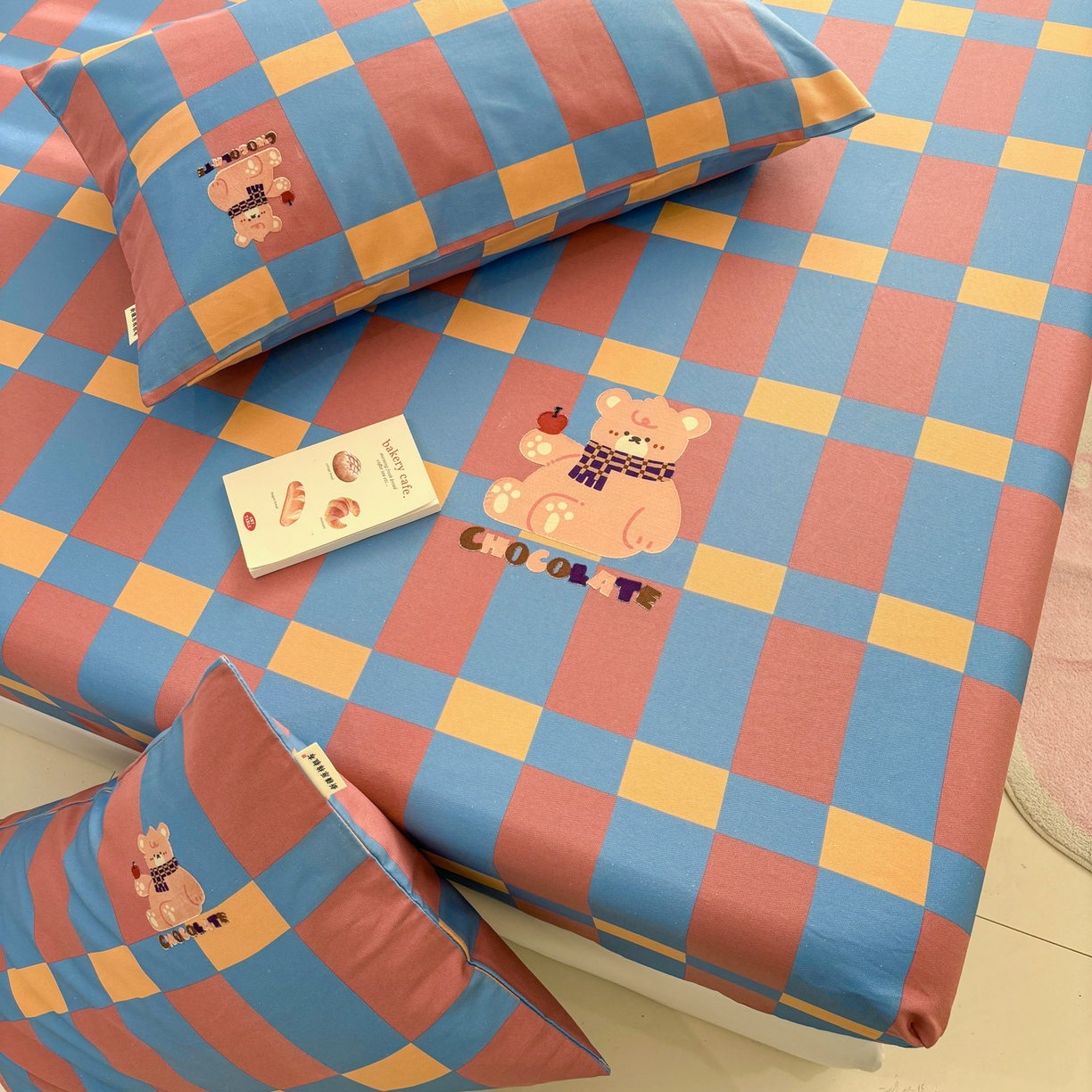 91家纺网 家纺一手货源 找家纺 卧趣家纺 2026新款全棉老粗布凉席席子床笠单件床笠单品单床笠绒布贴系列 莓果熊