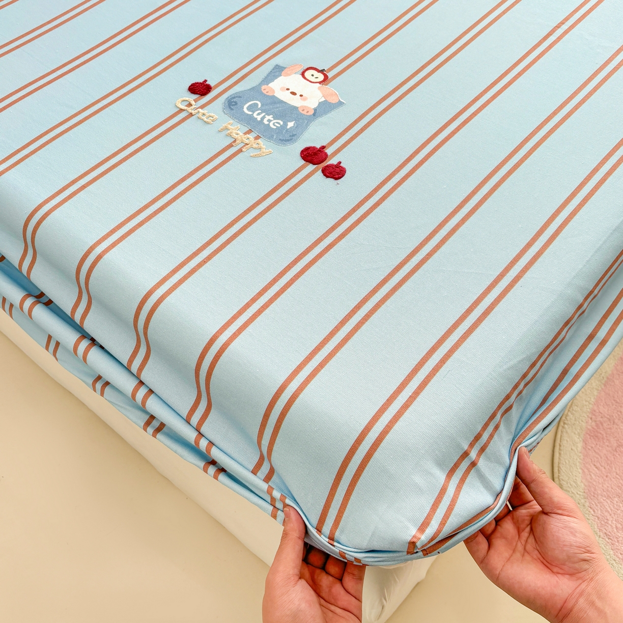 91家纺网 家纺一手货源 找家纺 卧趣家纺 2026新款全棉老粗布凉席席子床笠单件床笠单品单床笠绒布贴系列 口袋萌宠