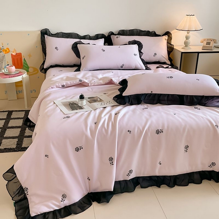 91家纺网 家纺一手货源 找家纺 丝印良品 2026新款水洗真丝冰丝美拉德风花边夏被四件套空调被夏凉被 夏被-玫瑰-粉