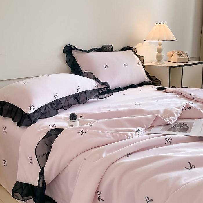 91家纺网 家纺一手货源 找家纺 丝印良品 2026新款水洗真丝冰丝美拉德风花边夏被四件套空调被夏凉被 夏被-蝴蝶结-粉