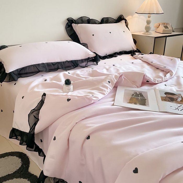 91家纺网 家纺一手货源 找家纺 丝印良品 2026新款水洗真丝冰丝美拉德风花边夏被四件套空调被夏凉被 夏被-爱心-粉