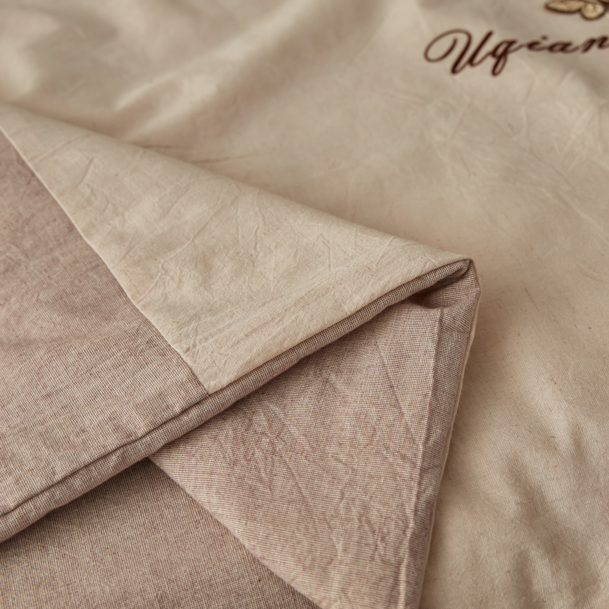 91家纺网 家纺一手货源 找家纺 尊妙被业 2026新款A类棉麻亚麻夏被大豆夏被四件套 棉麻 棕拼米白