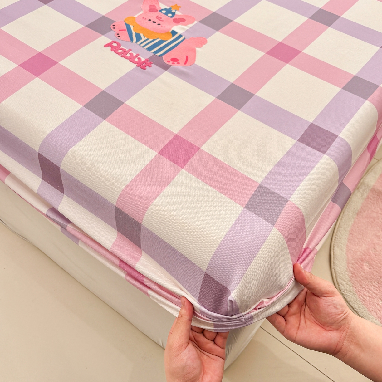 91家纺网 家纺一手货源 找家纺 卧趣家纺 2026新款全棉老粗布凉席席子床笠单件床笠单品单床笠绒布贴系列 甜梦兔