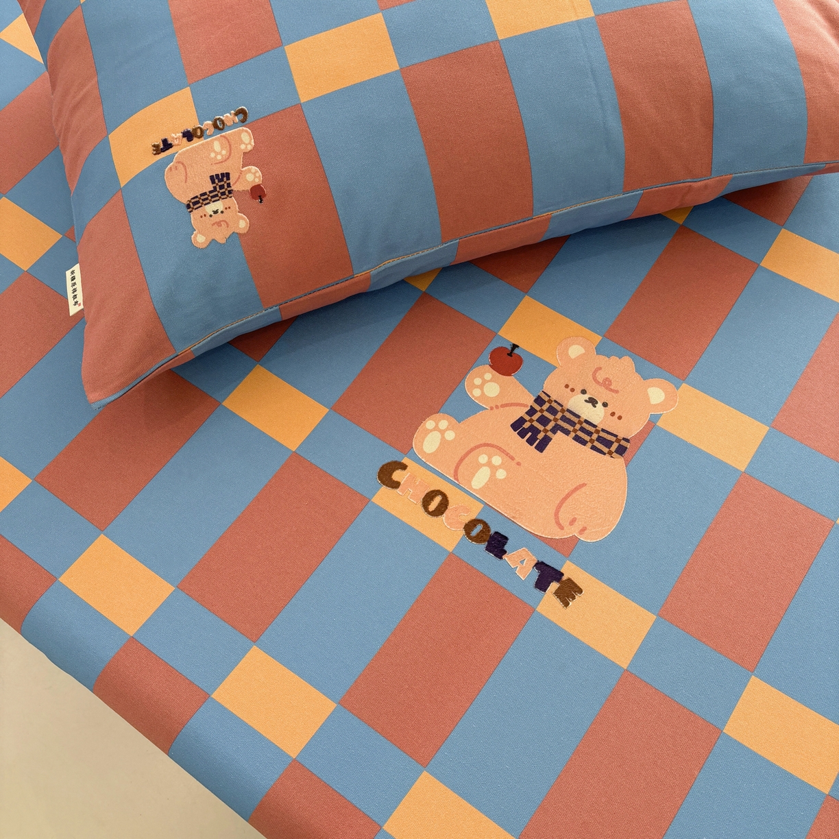 91家纺网 家纺一手货源 找家纺 卧趣家纺 2026新款全棉老粗布凉席席子床单单件单品床单单床单绒布贴系列 莓果熊