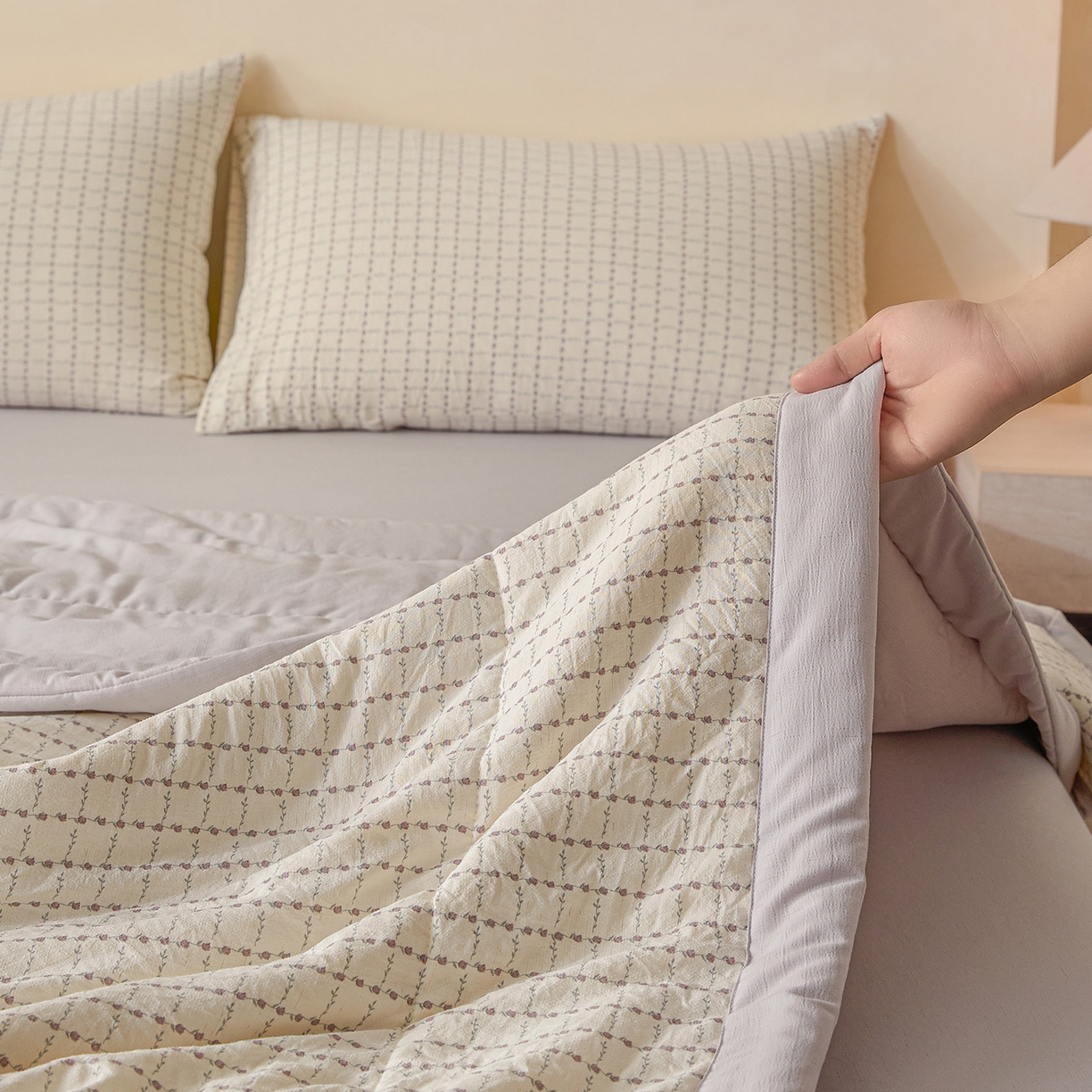 91家纺网 家纺一手货源 找家纺 尊妙被业 2026新款亚麻印花新疆棉花夏被 阡陌玫瑰