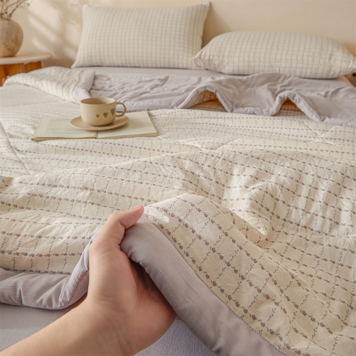 91家纺网 家纺一手货源 找家纺 尊妙被业 2026新款亚麻印花新疆棉花夏被 阡陌玫瑰