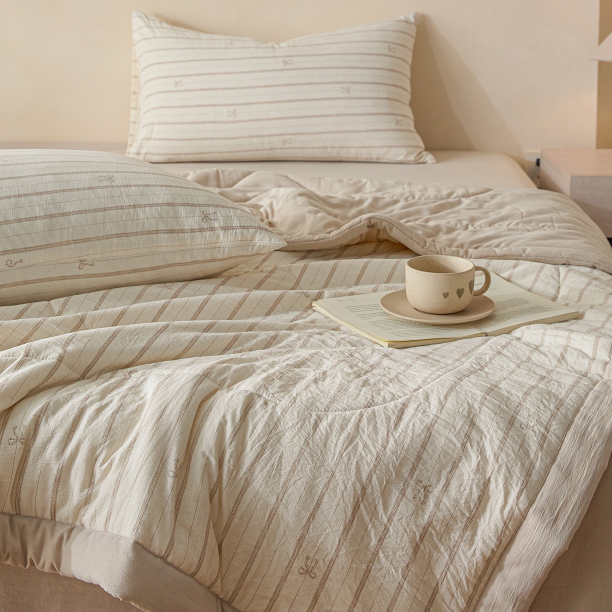 91家纺网 家纺一手货源 找家纺 尊妙被业 2026新款亚麻印花新疆棉花夏被 蝴蝶印象