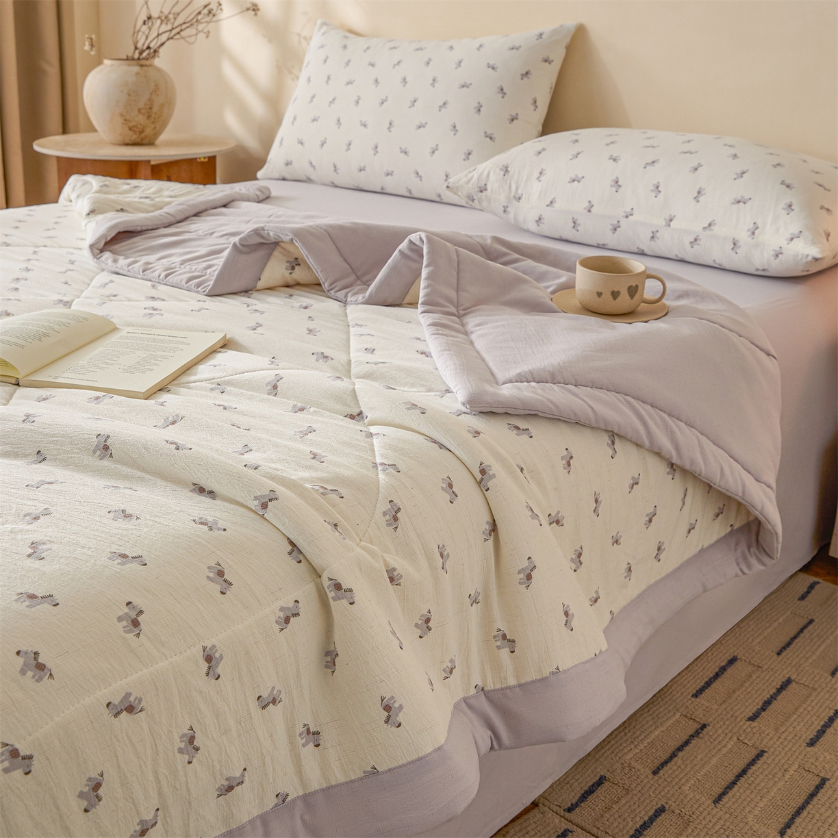 91家纺网 家纺一手货源 找家纺 尊妙被业 2026新款亚麻印花新疆棉花夏被 吉祥马