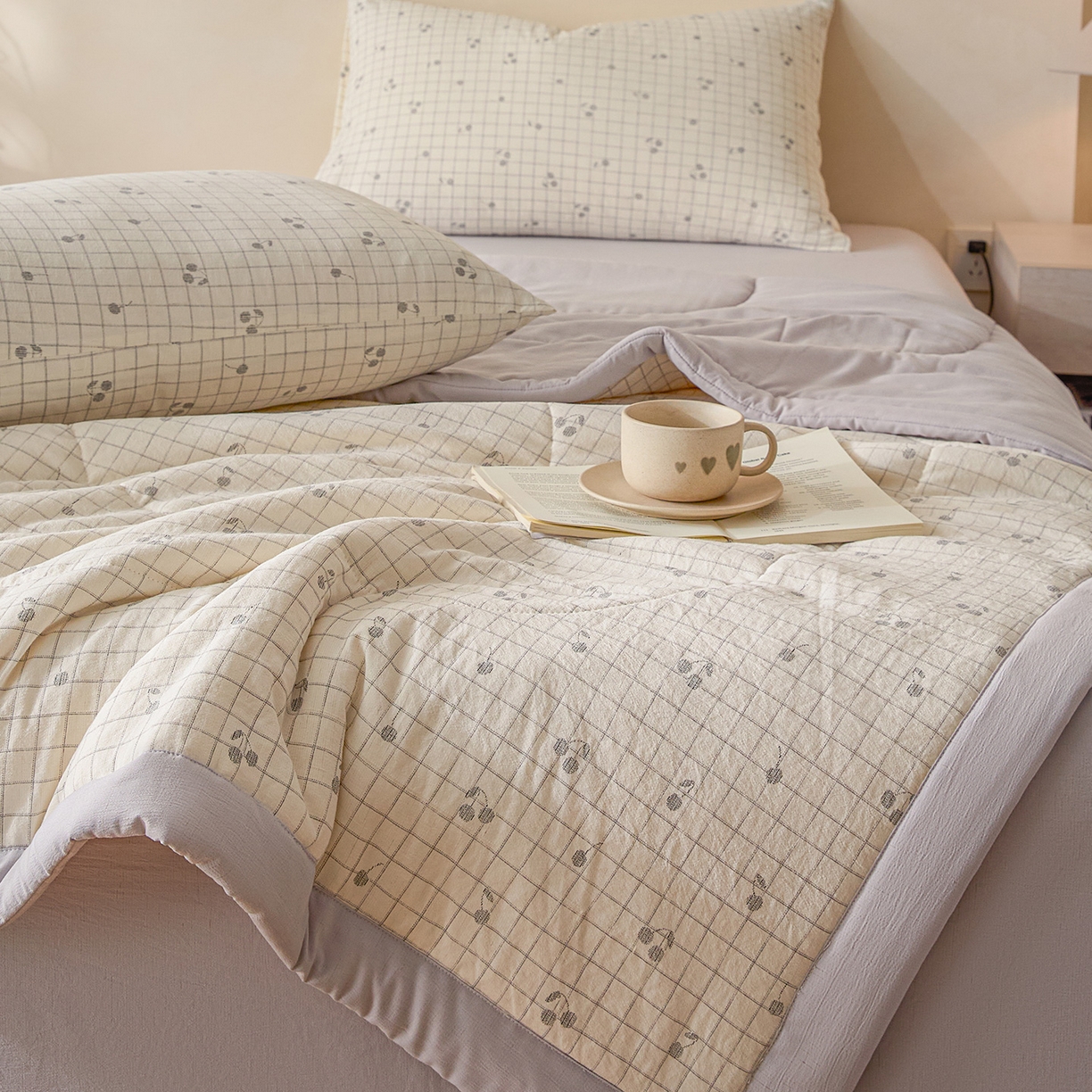 91家纺网 家纺一手货源 找家纺 尊妙被业 2026新款亚麻印花新疆棉花夏被 樱桃梦