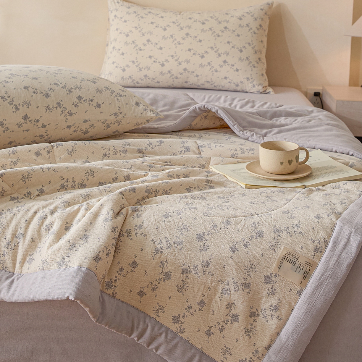 91家纺网 家纺一手货源 找家纺 尊妙被业 2026新款亚麻印花新疆棉花夏被 花梦影