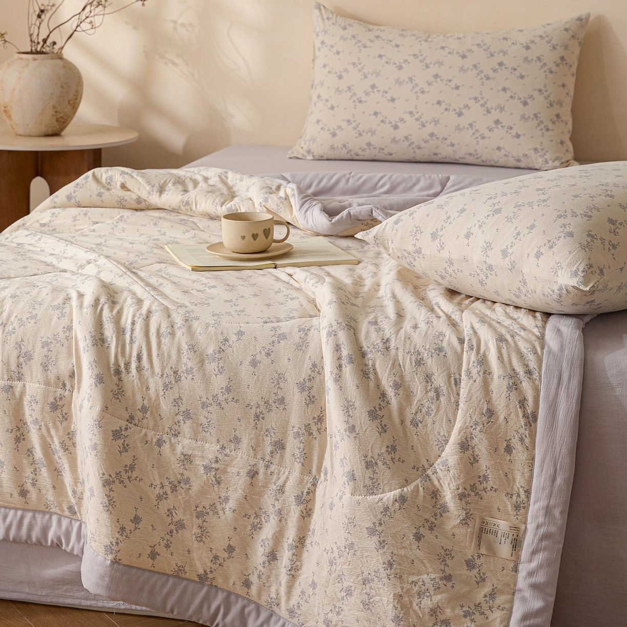 91家纺网 家纺一手货源 找家纺 尊妙被业 2026新款亚麻印花新疆棉花夏被 花梦影