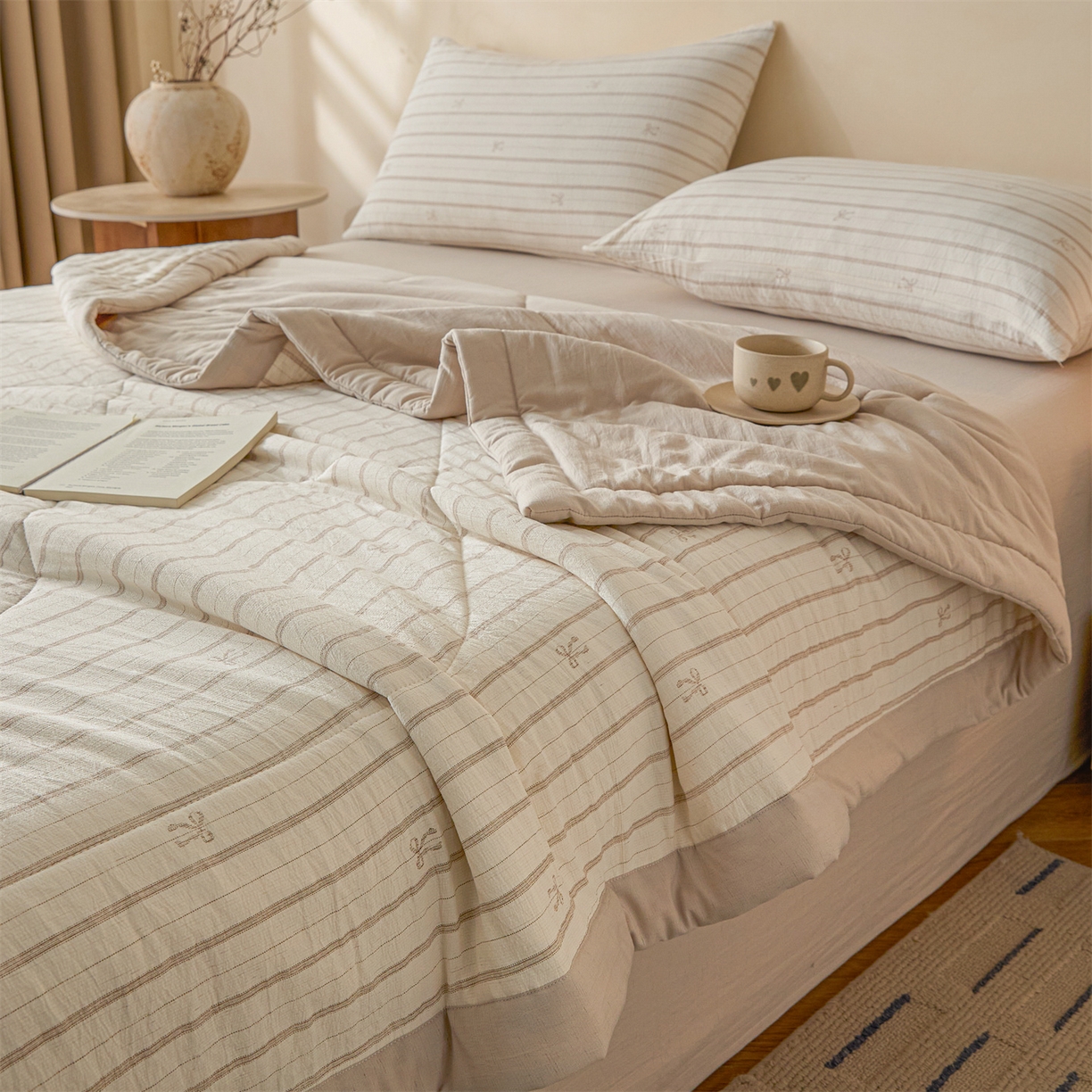 91家纺网 家纺一手货源 找家纺 尊妙被业 2026新款亚麻印花新疆棉花夏被 蝴蝶印象