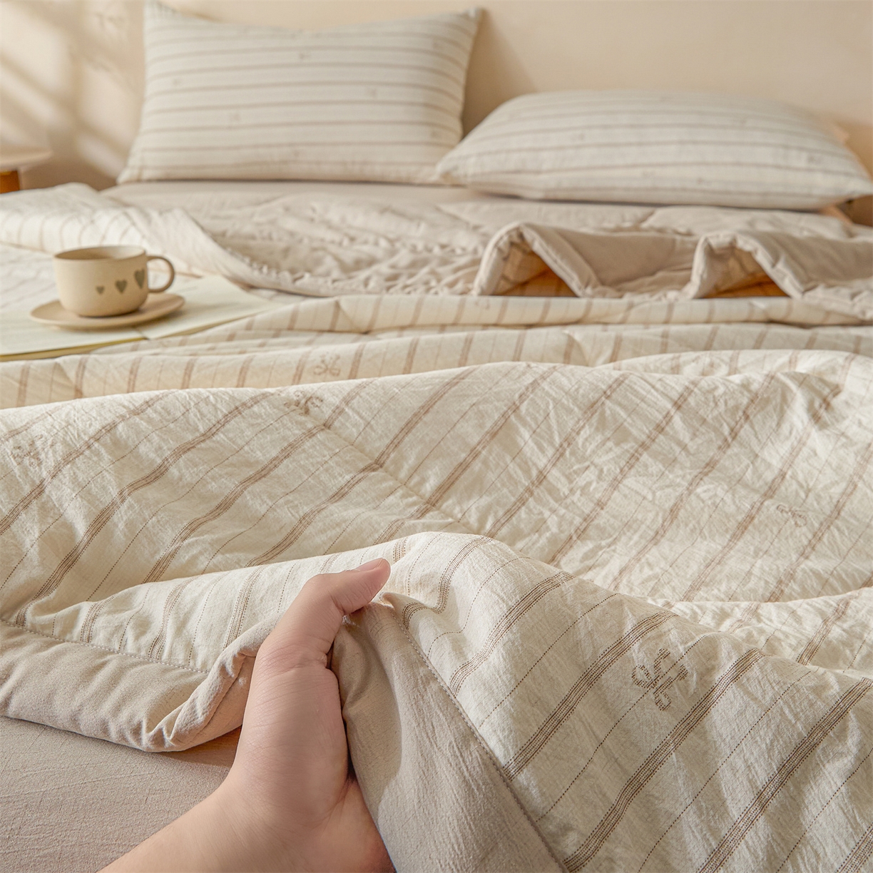 91家纺网 家纺一手货源 找家纺 尊妙被业 2026新款亚麻印花新疆棉花夏被 蝴蝶印象