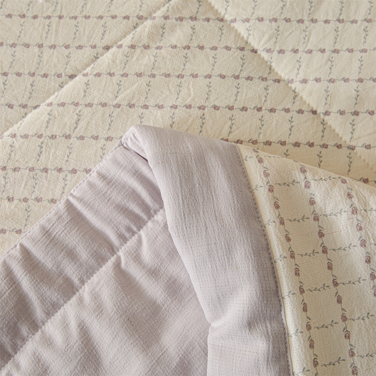 91家纺网 家纺一手货源 找家纺 尊妙被业 2026新款亚麻印花新疆棉花夏被 阡陌玫瑰