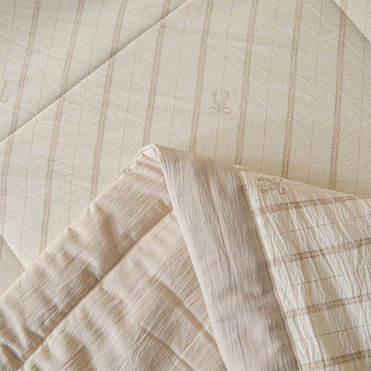 91家纺网 家纺一手货源 找家纺 尊妙被业 2026新款亚麻印花新疆棉花夏被 蝴蝶印象