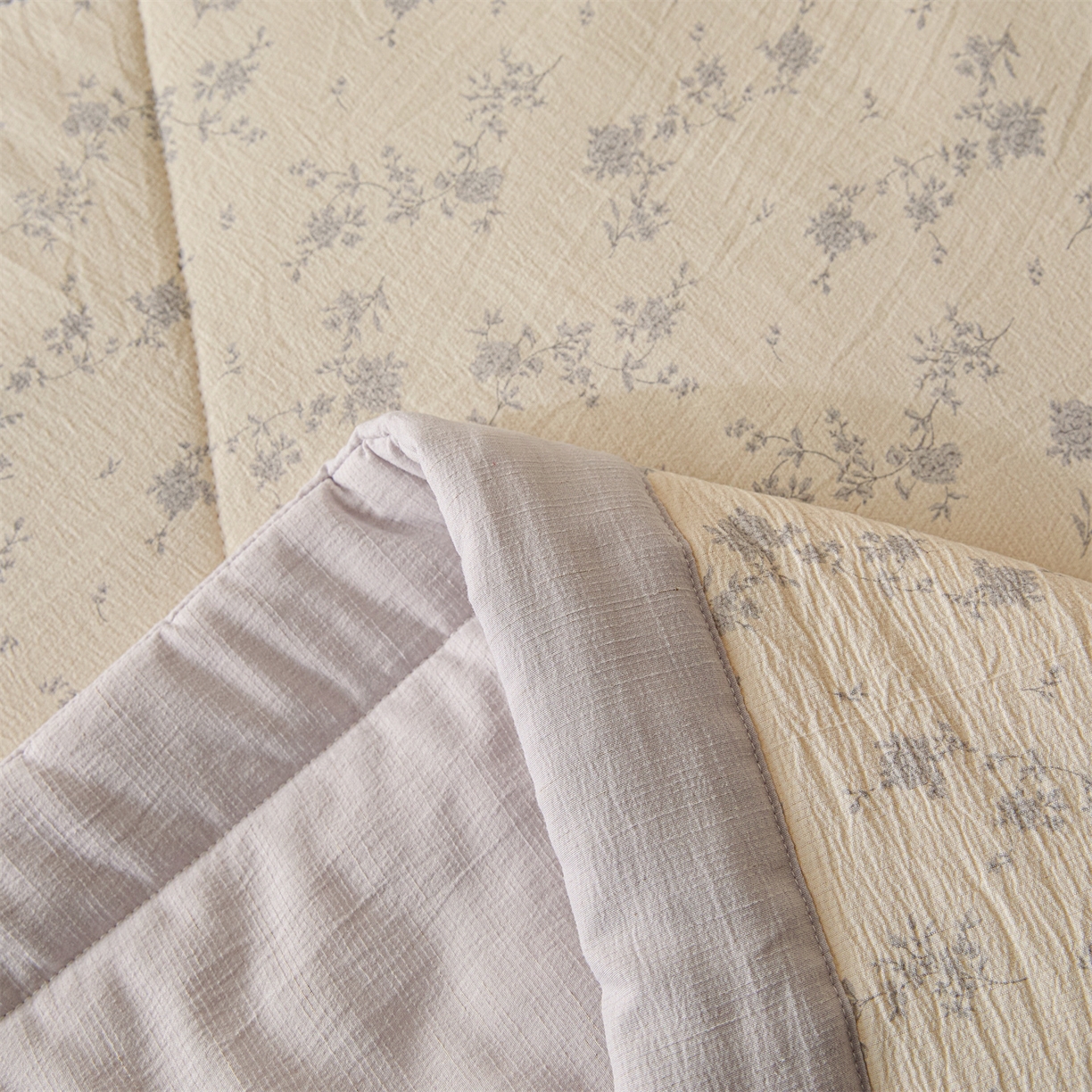 91家纺网 家纺一手货源 找家纺 尊妙被业 2026新款亚麻印花新疆棉花夏被 花梦影