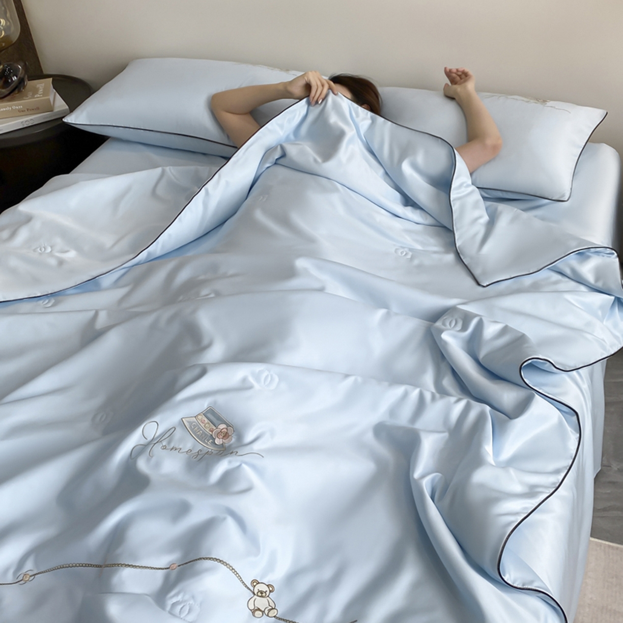 91家纺网 家纺一手货源 找家纺 丝印良品 2026新款刺绣水洗真丝夏被四件套公主日记系列-风格一 公主日记-风铃兰